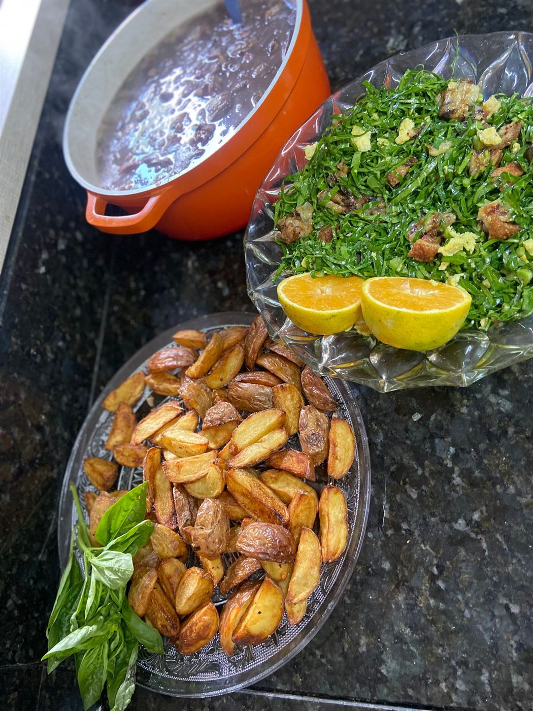Comida caseira preparada para encontro especial com acompanhamentos e prato principal cuidadosamente arranjados