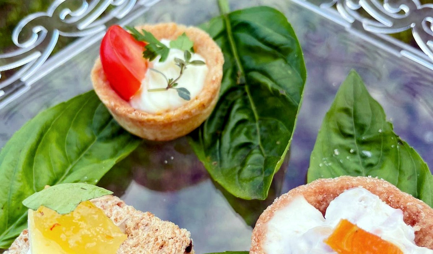 Canapés artesanais servidos em evento