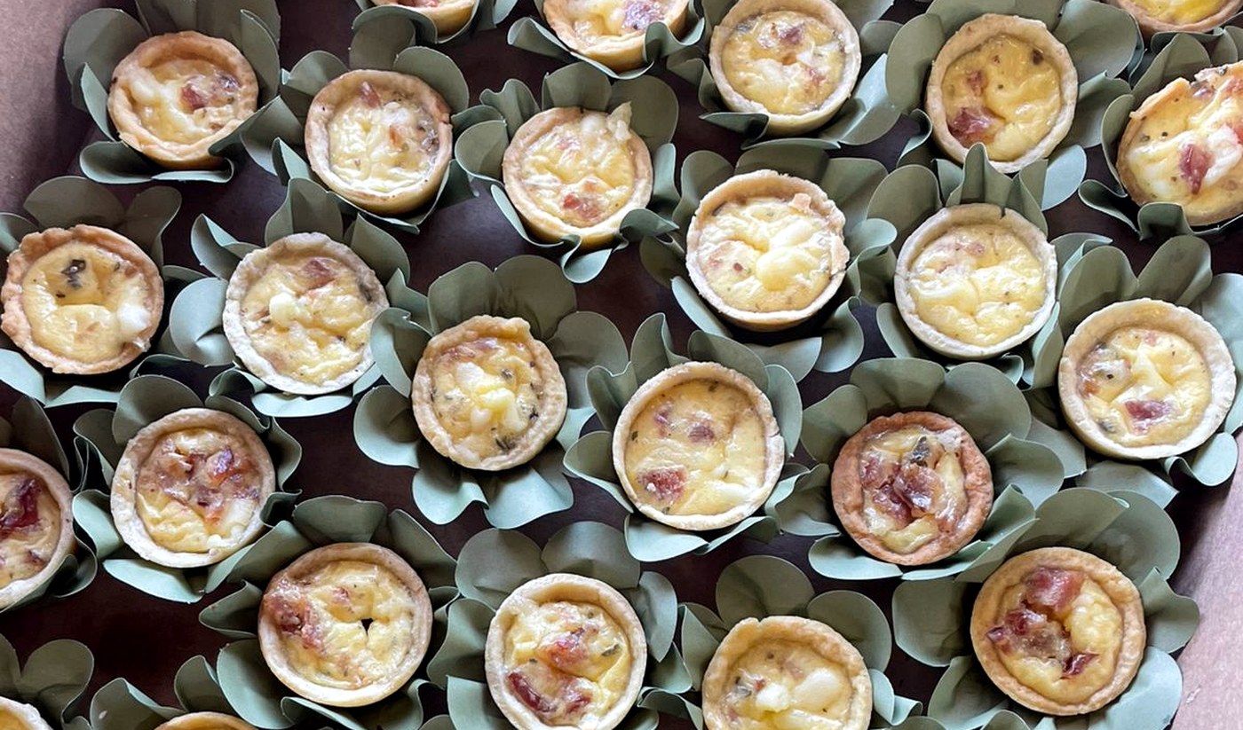 Mini quiches em embalagem de evento