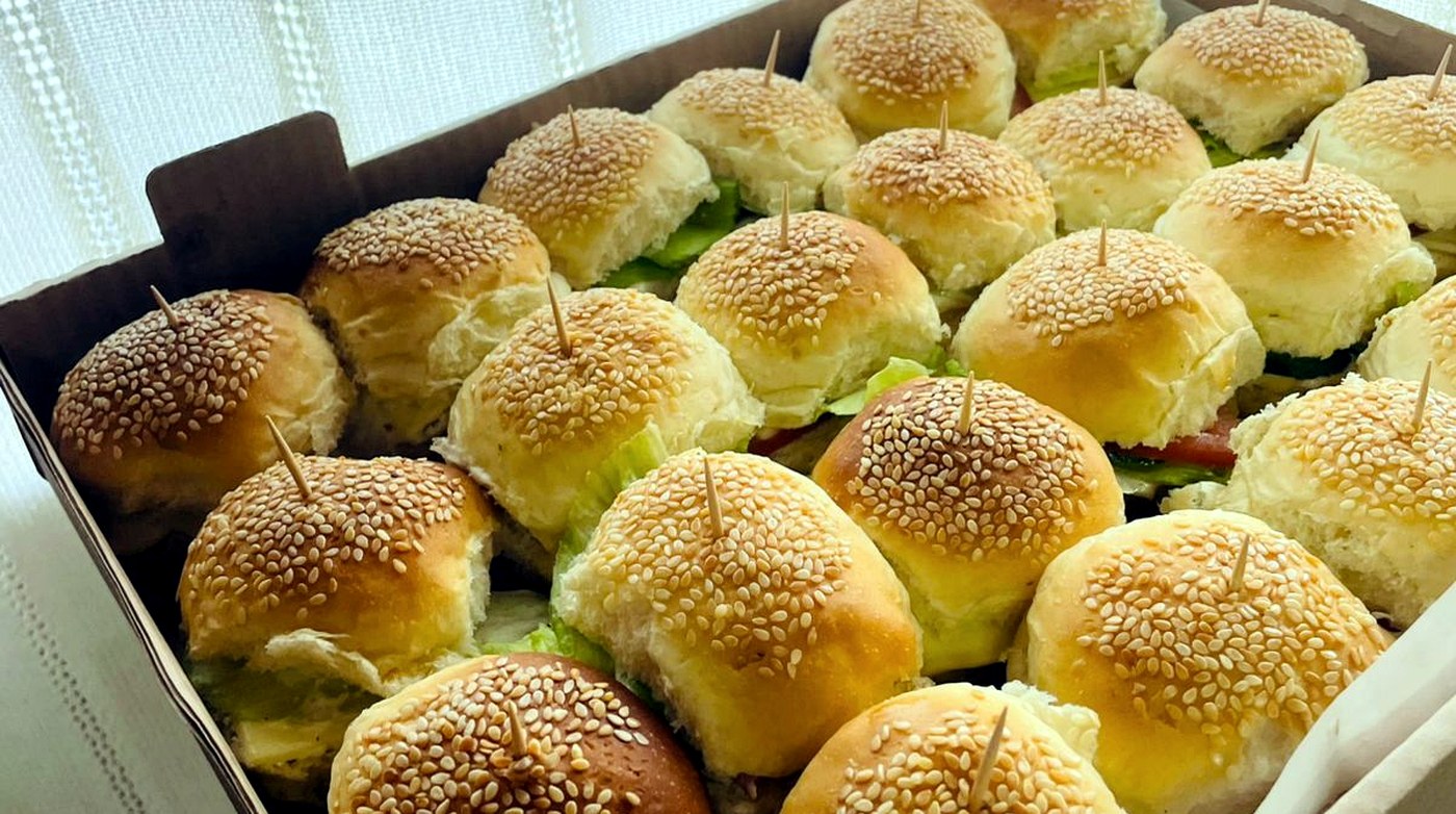 Mini sanduíches artesanais em mesa de evento