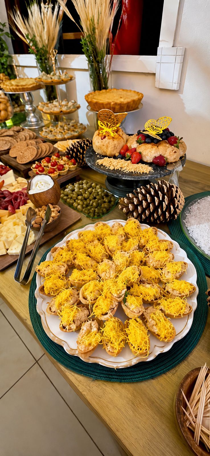 Finger foods artesanais servidos em mesa de evento