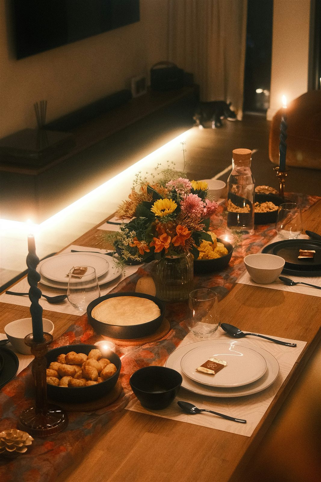 Mesa de jantar elegante e íntima preparada por personal chef
