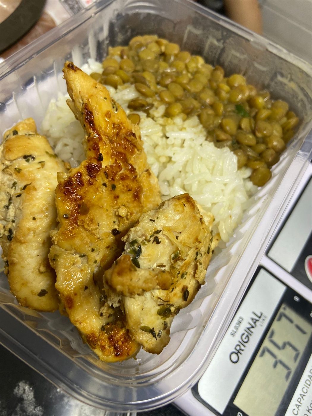 Marmita de comida caseira da Panelinhas da Bá com arroz, ervilha e frango grelhado, pronta para consumo