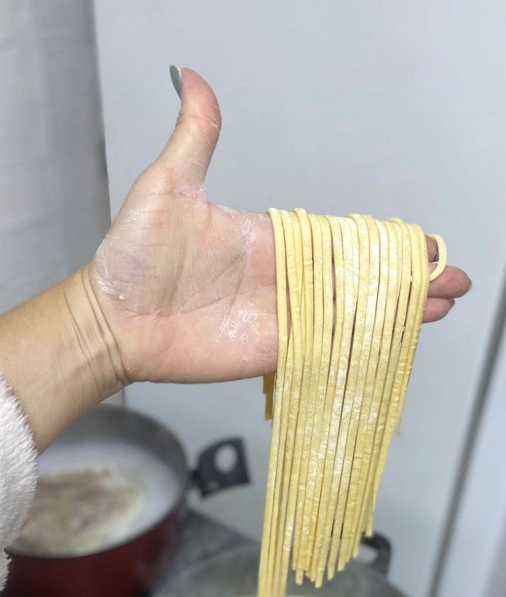 Massa artesanal fresca preparada no dia da entrega com ingredientes selecionados