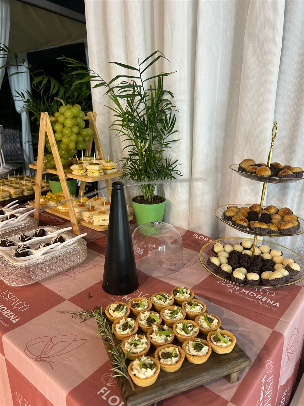 Mini mesa de doces e petiscos da Panelinhas da Bá montada para evento com composição elegante e apresentação premium