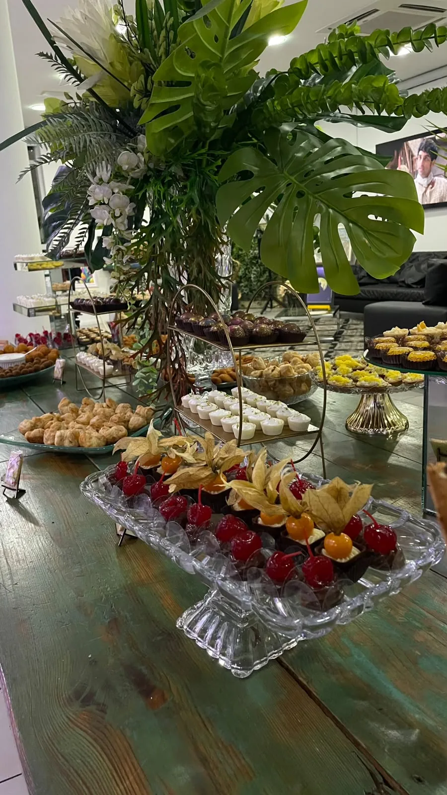 Mesa de evento com comida artesanal da Panelinhas da Bá